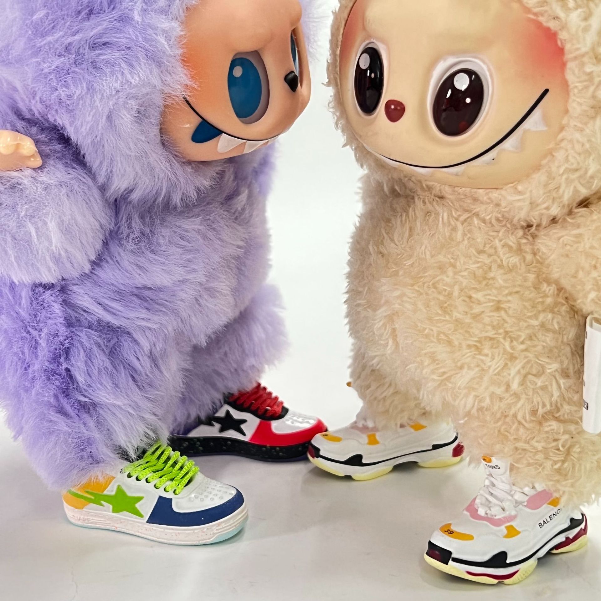 LABUBU Zapatos Rabu Ropa de bebé 17cm felpa vinilo bolso de muñeca colgante para zapatos desnudos caja ciega