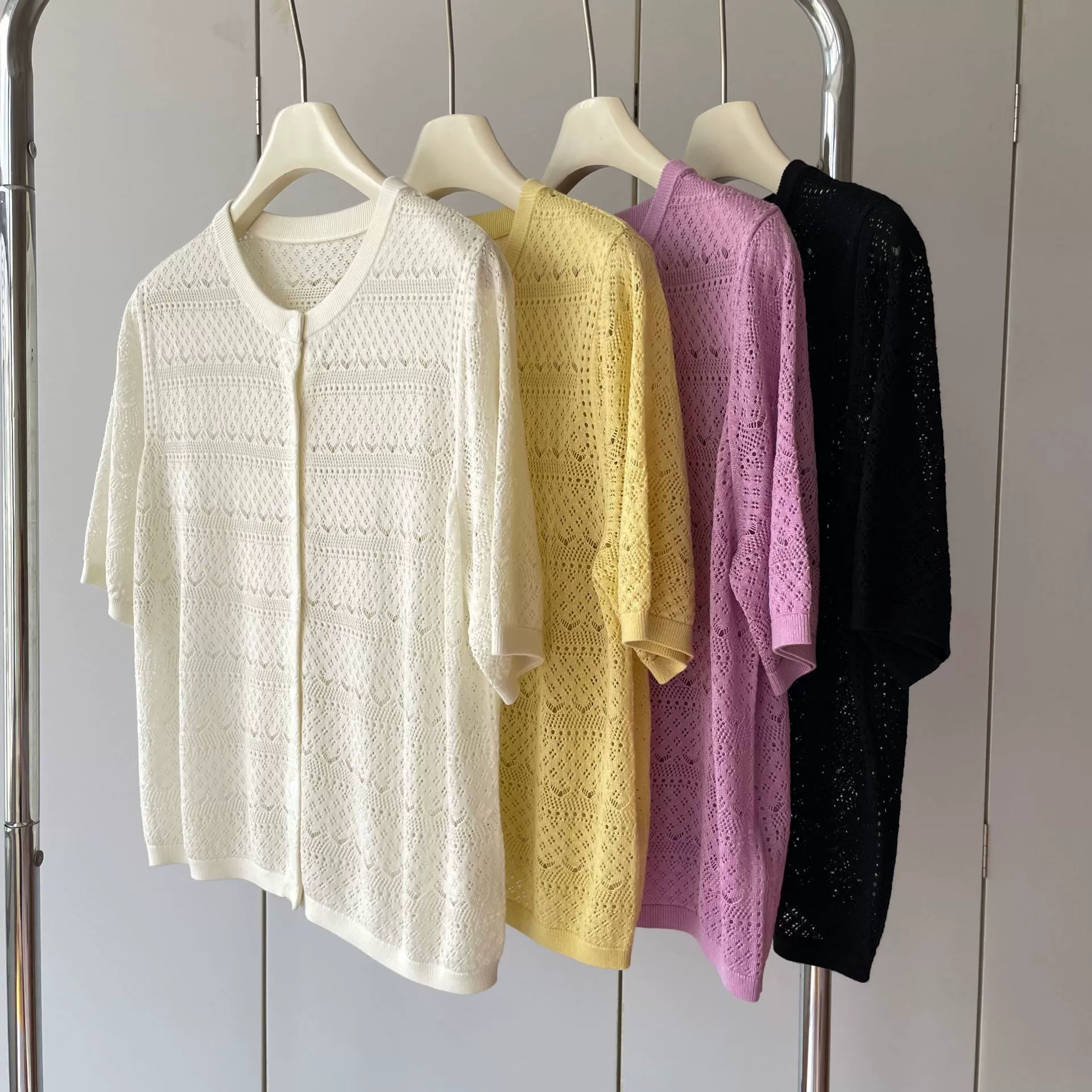 Силковый(?) comfortable knitted sweater with a round collar, with short sleeve