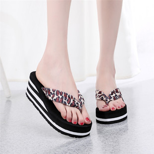 �羳�W�tŮʿ������Ь�ڰ׵��ļ��⴩�r�ЬF؛���l�W���n����Ь
