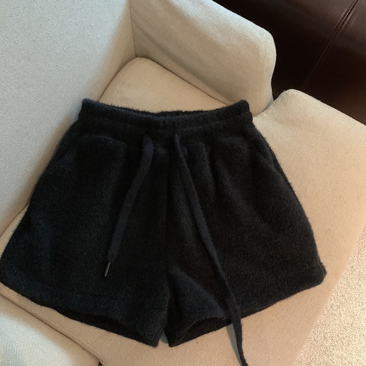 秋冬の毛のふわふわしている半ズボンの女性の韓国版のギャルのa字の高い腰はひものまっすぐな筒の半ズボンの靴のズボンの外でカジュアルな半ズボンを着ます。