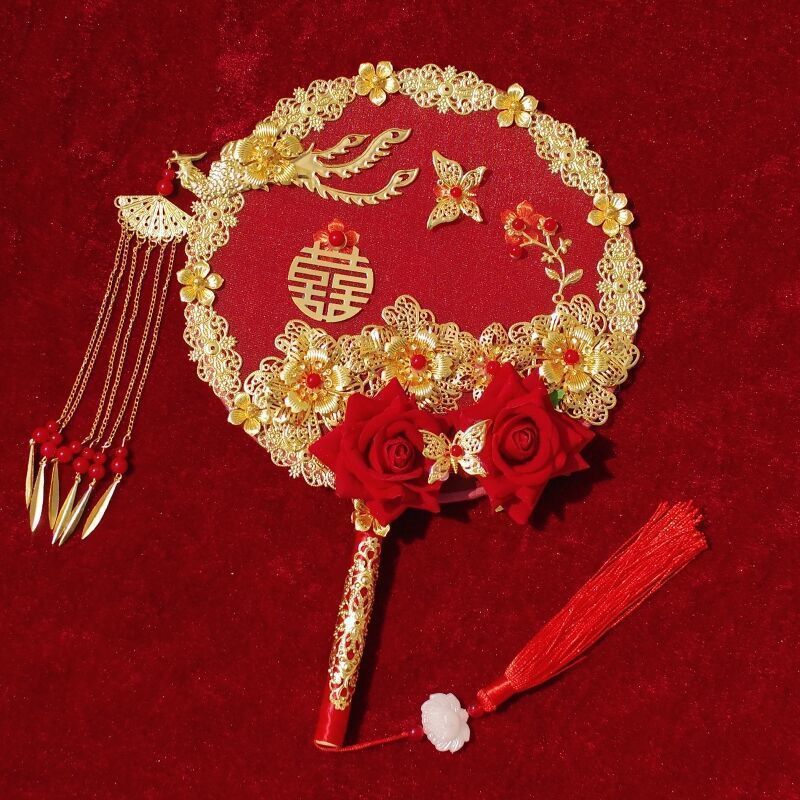 中国式の結婚式の秀禾の顔の団扇の新婦は結婚して花の古風を持って結婚します。|undefined