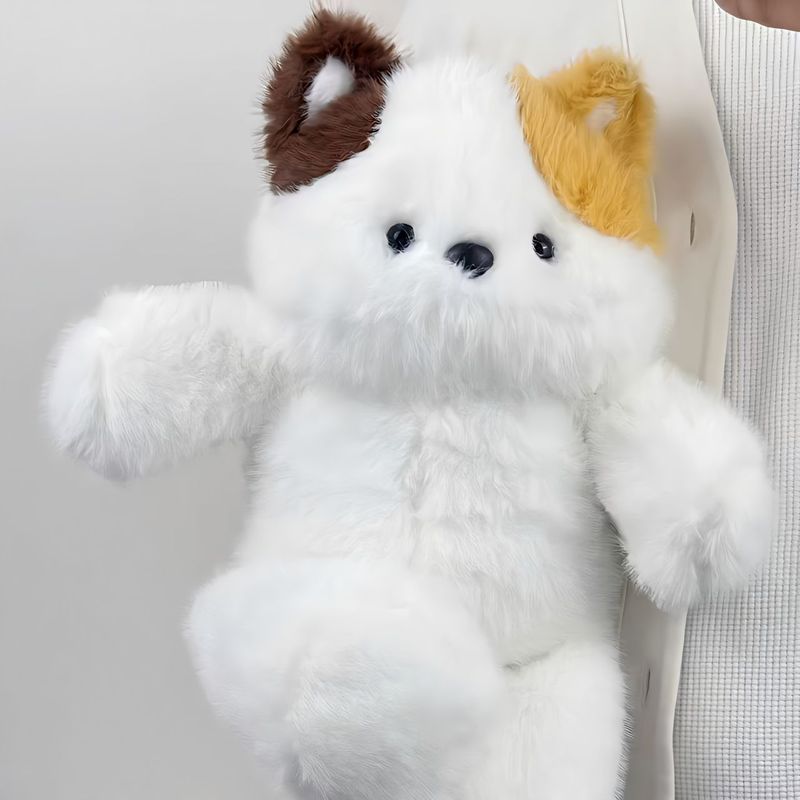 かわいい走る熊のぬいぐるみは熊の人形のベッドを走って寝ます。|undefined