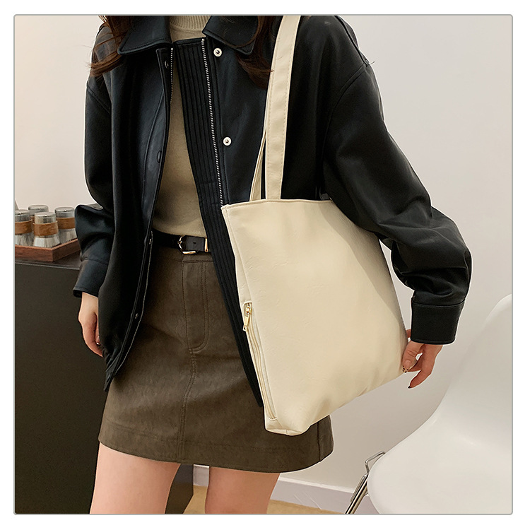 Retro large-capacity tote bag for women, 2024 new style fashionable portable commuting bag for going out, single-shoulder bag for students' classes undefined