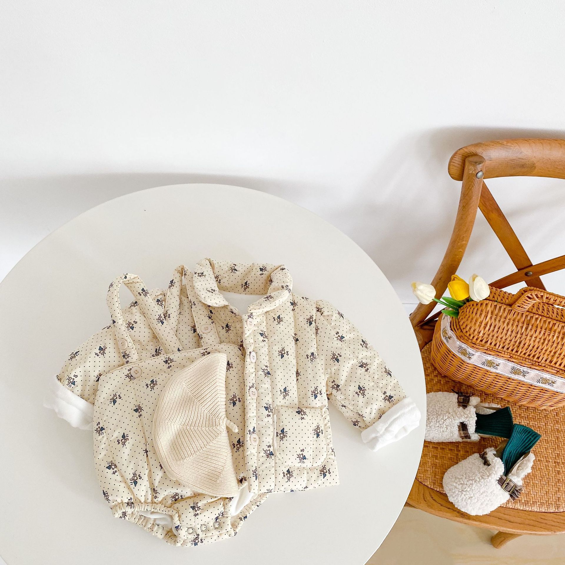 2024 Roupas para meninas Flor e veludo Casaco grosso + Alça Chapéu de bebê Roupas Crawler Conjunto de duas peças_voghion.com