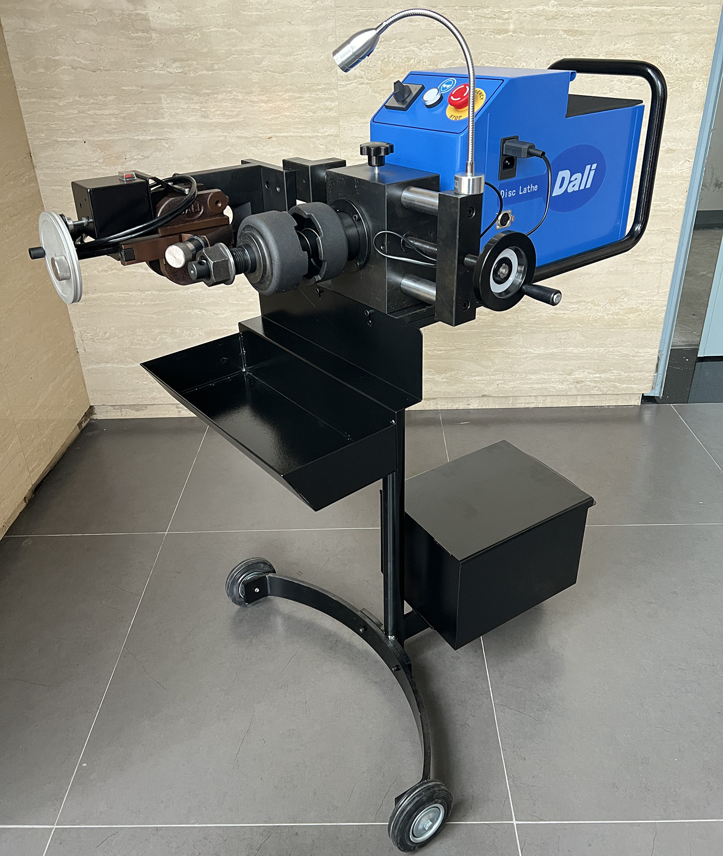 Automotive brake disc multi-functional integrated disc and drum lathe, brake drum lathe, and disc repair machine