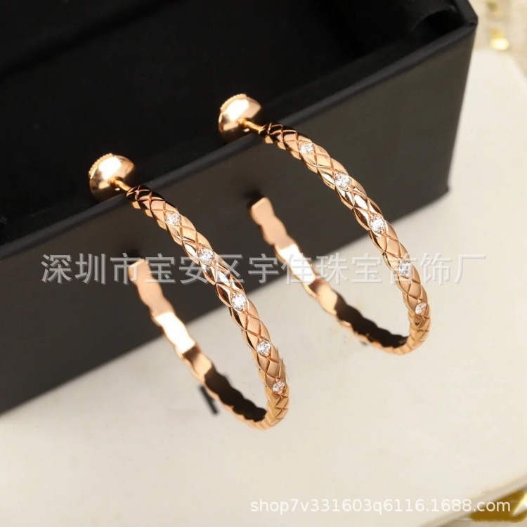 シャネル風菱形イヤリング、925スターリングシルバーに18Kゴールドメッキ、菱形模様のイヤリング、ファッショナブルで高級感のあるイヤリング、メーカー直販。