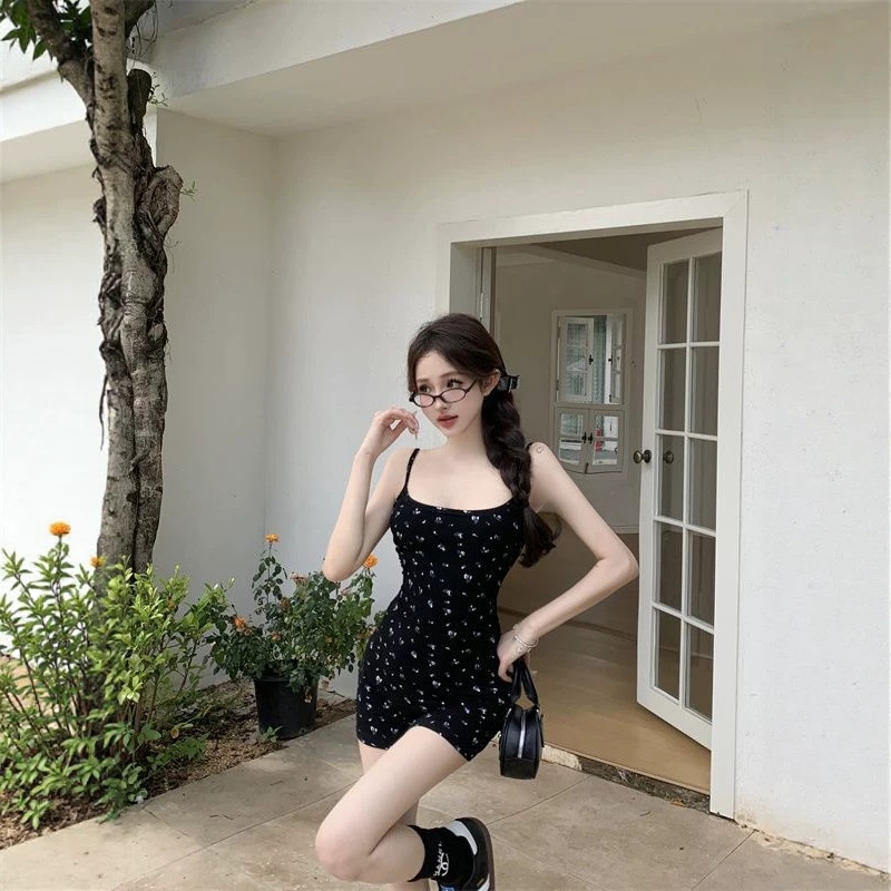 Modal black floral sweet girl pajamas with chest pads, pure desire style, sexy camisole bodysuit, slim-fit shorts Modal black floral sweet girl pajamas with chest pads, pure desire style, sexy camisole bodysuit, slim-fit shorts
