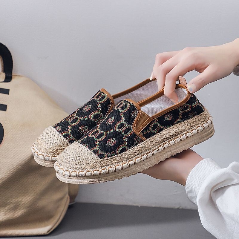 Unique Chanel-inspired women's fisherman shoes, old Beijing slip-on cloth shoes, high-end Hong Kong style, 2026 hot summer trend Unique Chanel-inspired women's fisherman shoes, old Beijing slip-on cloth shoes, high-end Hong Kong style, 2026 hot summer trend
