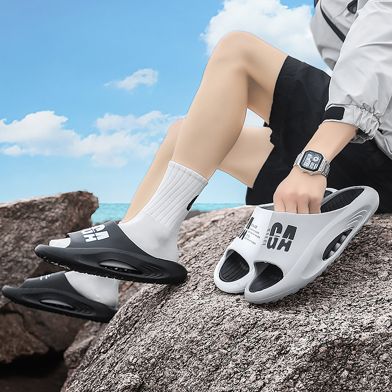 Los hombres de verano se ponen cómodos en el hogar, zapatillas de callejera para parejas.