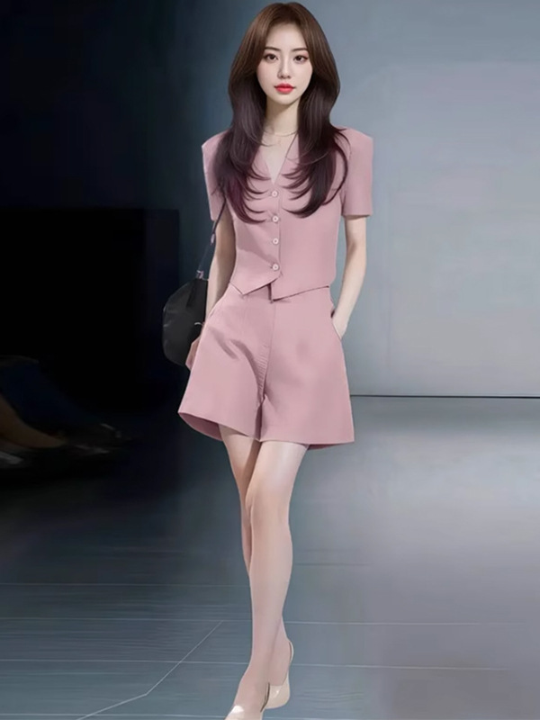 夏服は、ファッショナブルな韓国の紫色の気質のトップとショートパンツの女性用ツーピースセットの完全なセットで、美しくて雰囲気があります。|undefined