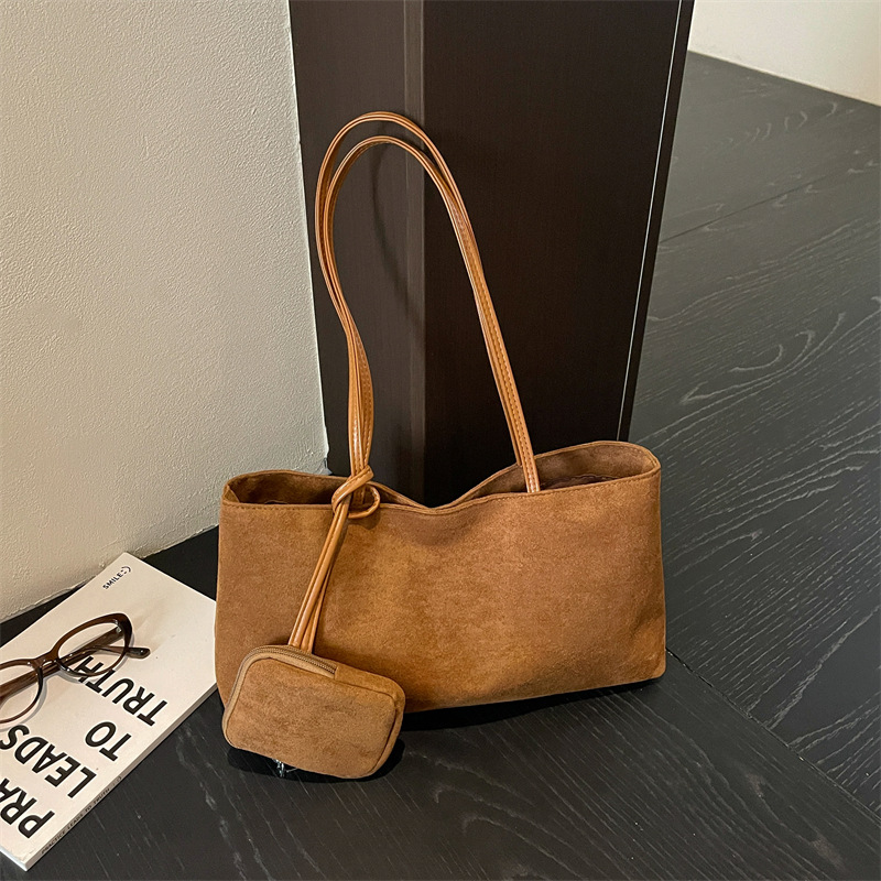 High-end suede shoulder bag for women, 2026 new autumn and winter trendy large-capacity tote bag, vintage handbag wholesale