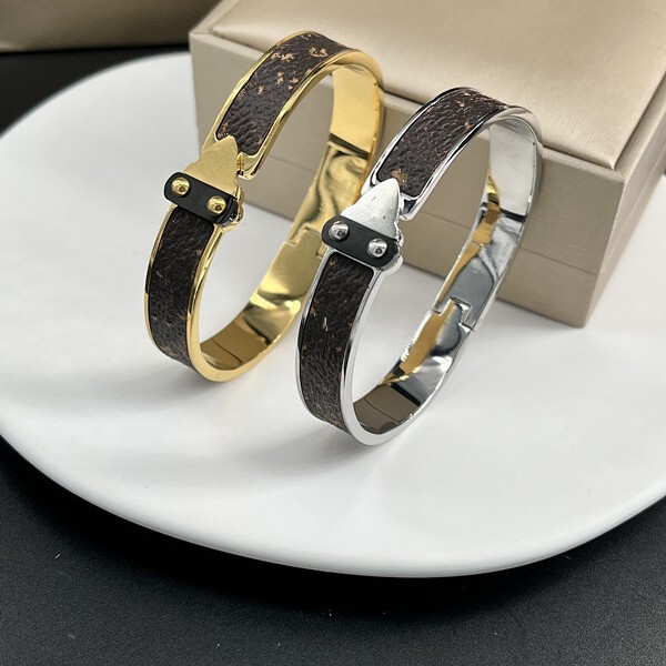 Low Price Factory Price Export Jewelry European and American New Style Engraved 18K Gold Titanium Steel Women's Classic Leather Wide Nail Bracelet Low Price Factory Price Export Jewelry European and American New Style Engraved 18K Gold Titanium Steel Women's Classic Leather Wide Nail Bracelet