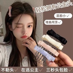 お姫様の前髪の櫛は髪飾りの蝶結びの髪を逆さまにして、髪を砕きます。