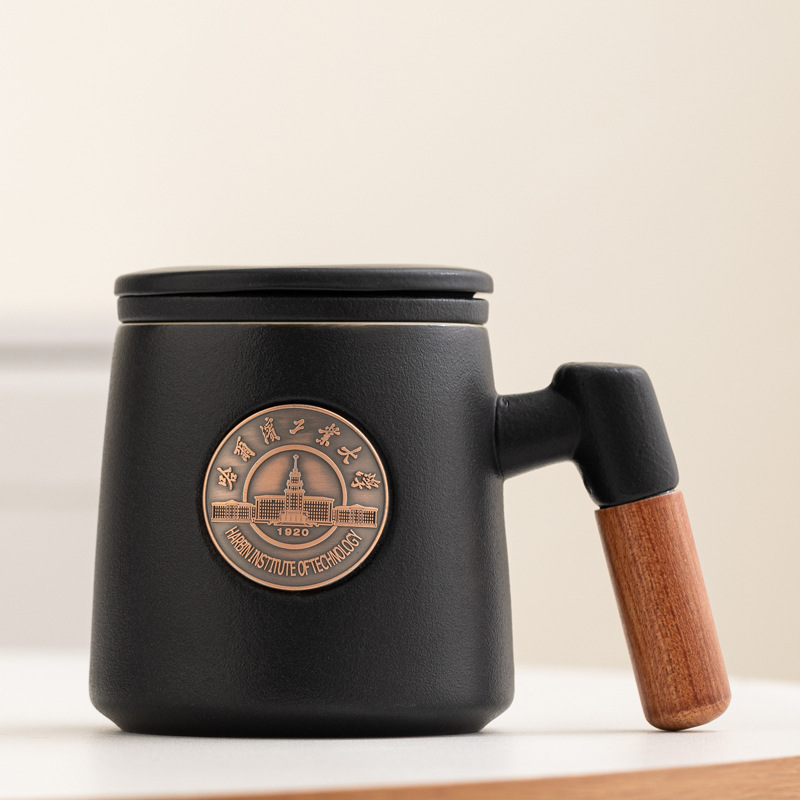 Taza de cerámica famosa escuela taza de filtro taza de marca taza de metal bronce relieve impresión LOGO taza de agua taza con tapa caja de regalo