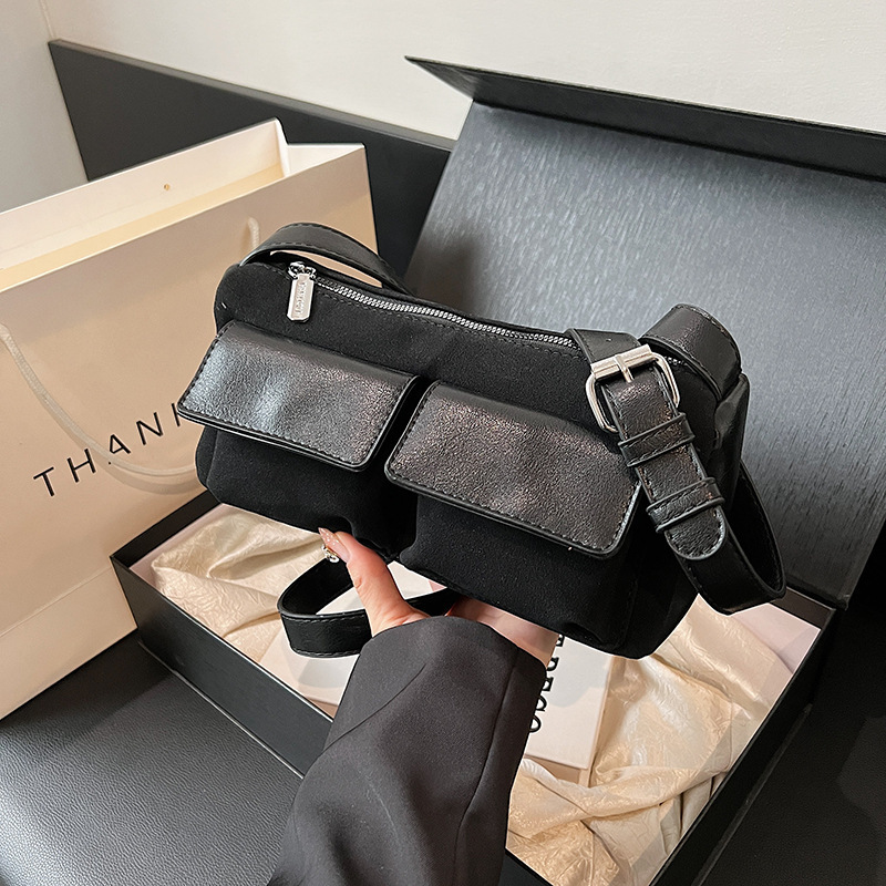 Dongdaemun, Corea del Sur, bolsa de palo de gamuza de gamuza Xiaozhong 2024 otoño e invierno, estilo occidental de moda, bolso de mensajero de un solo hombro con múltiples bolsillos