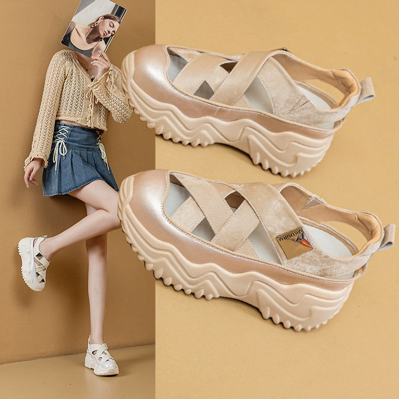 2024 летние новые полые кожаные повседневные римские туфли с толстой подошвкой на склоне на каблуке модные сандалии