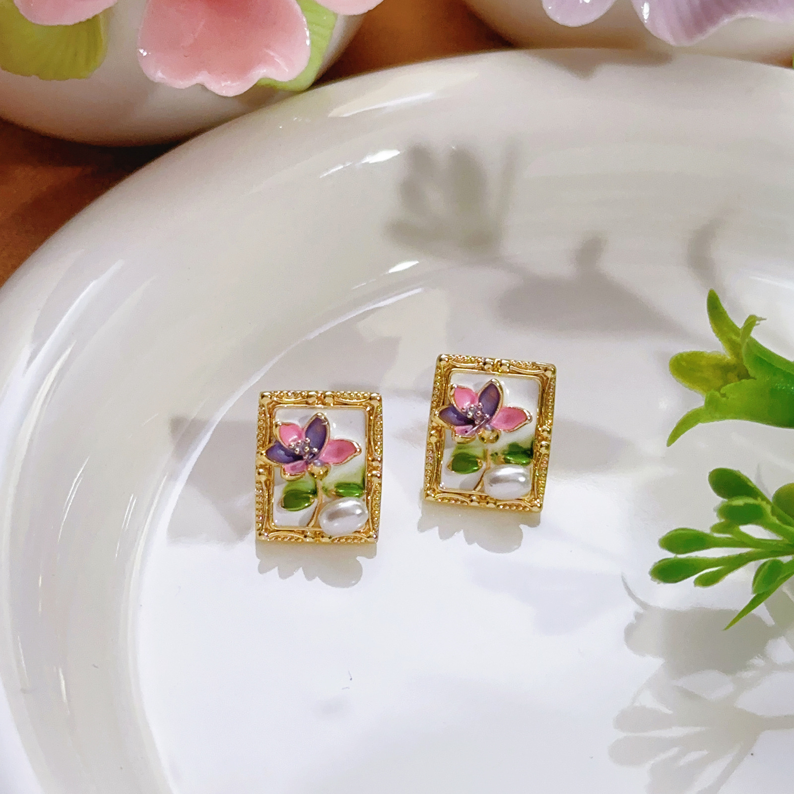 Pendientes de perlas Zhuji, temperamento blanco francés, pendientes antiguos, desplazamientos diarios, lujo ligero, joyería de orejas de alta gama al por mayor