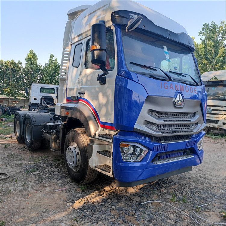 Exporting Howo 350-Horsepower Cement Tanker, Large 12-Cubic-Meter and 14-Cubic-Meter Cement Tanker