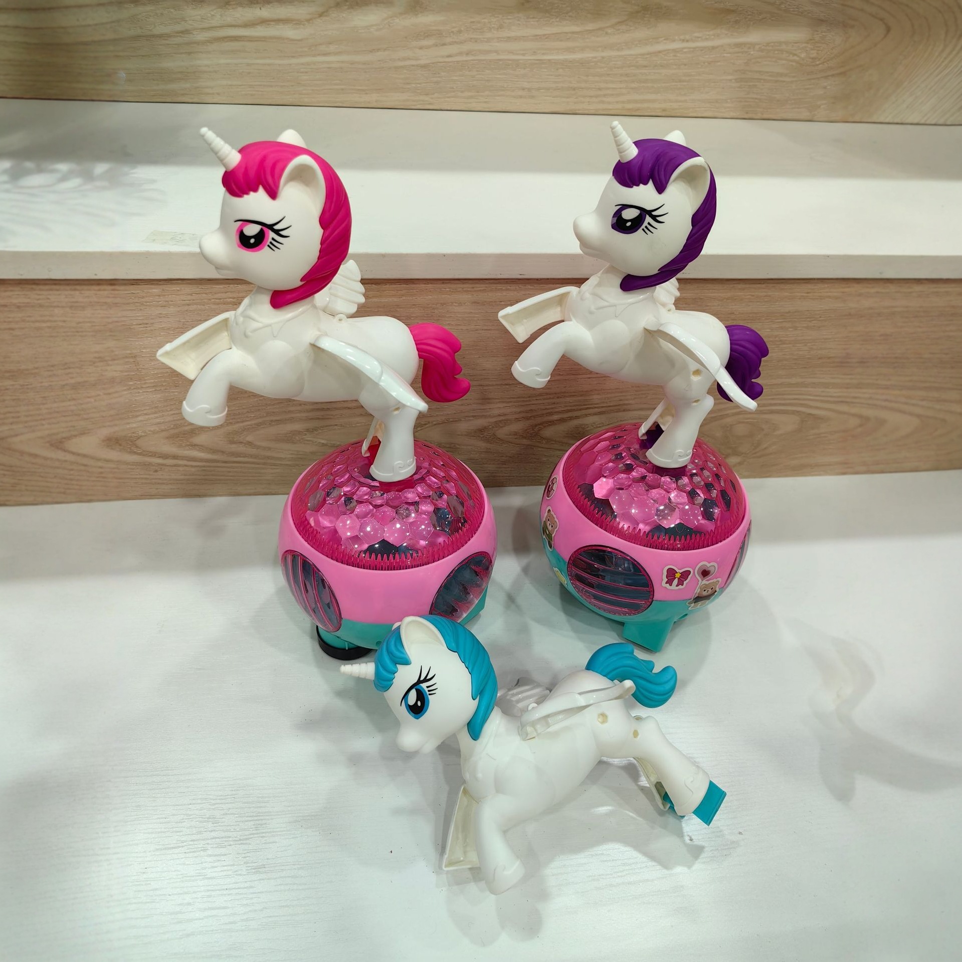 Cartoon transfronterizo eléctrica universal danza iluminación escenario juguete unicornio se moverá girar juguetes de Navidad para niños