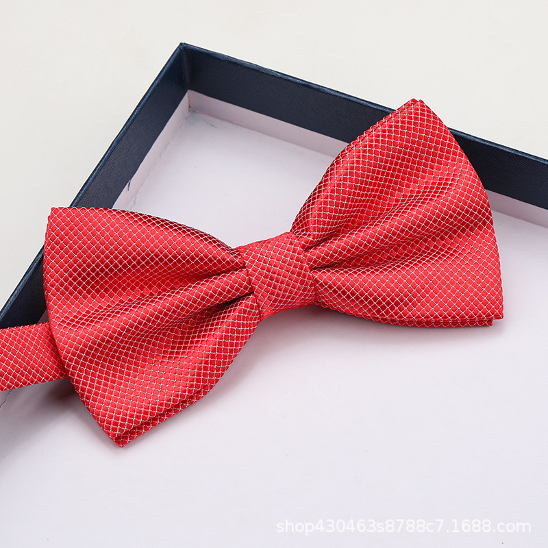 빨간색 경전과 흰색 작은 격자 나비 넥타이