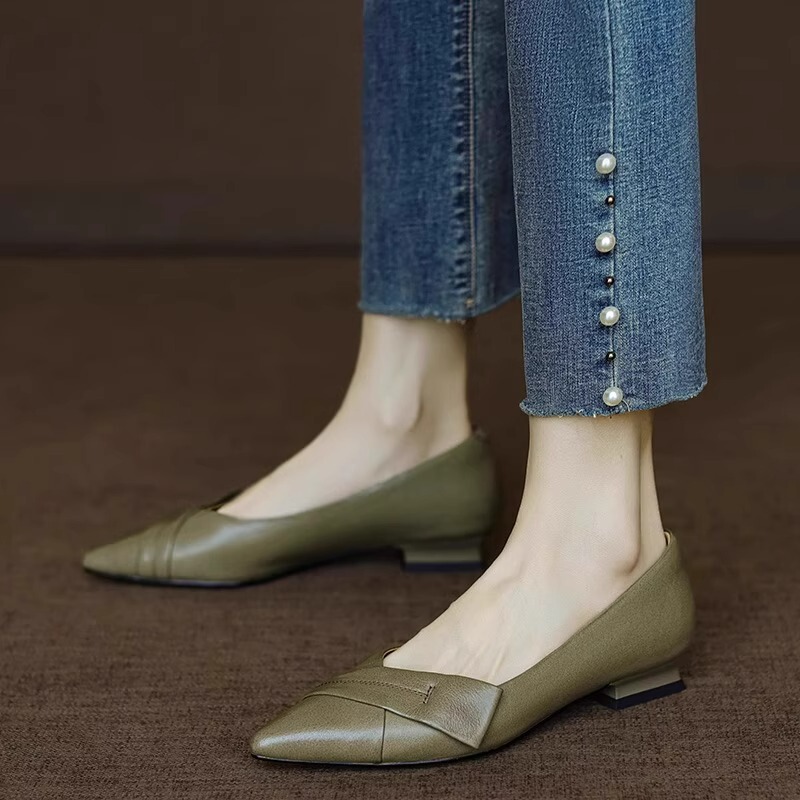 手作りの本物の牛革の厚い尖った平底の女性用靴、多用途の浅い口のファッショナブルな柔らかい革の柔らかい底の通勤用女性用靴|undefined