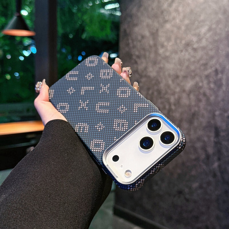 夜光文字入りカーボンファイバー柄、Apple 17 Pro用マグネット式スマホケース、メタルレンズ、iPhone 16用ハードケース|undefined