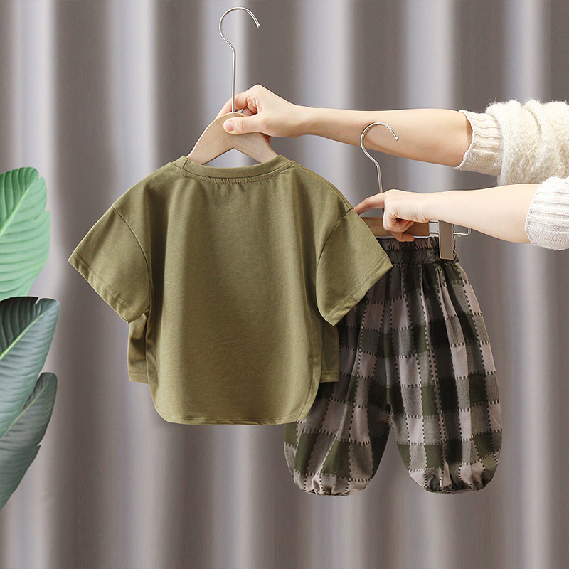 7228 Traje de verano para niños 2025 Nuevo estilo para niños Camiseta sonriente coreana de manga corta Pantalones a cuadros de verano Conjunto de dos piezas 3