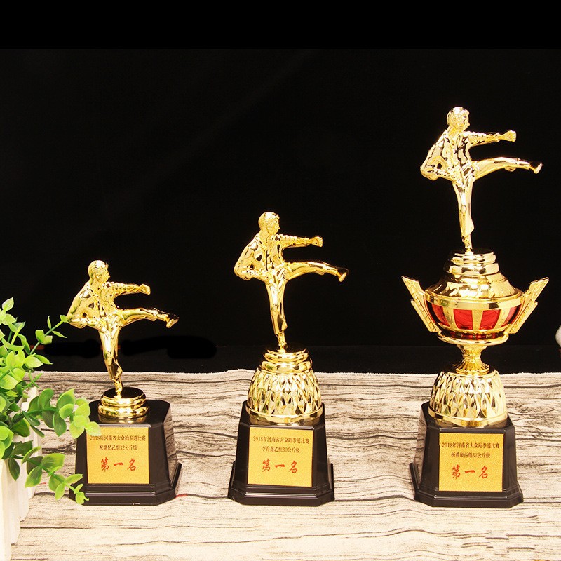 Nuevos eventos de taekwondo artes marciales trofeos de plástico pequeños jinmen trofeos de plástico suministros de recompensa niños taekwondo trofeos