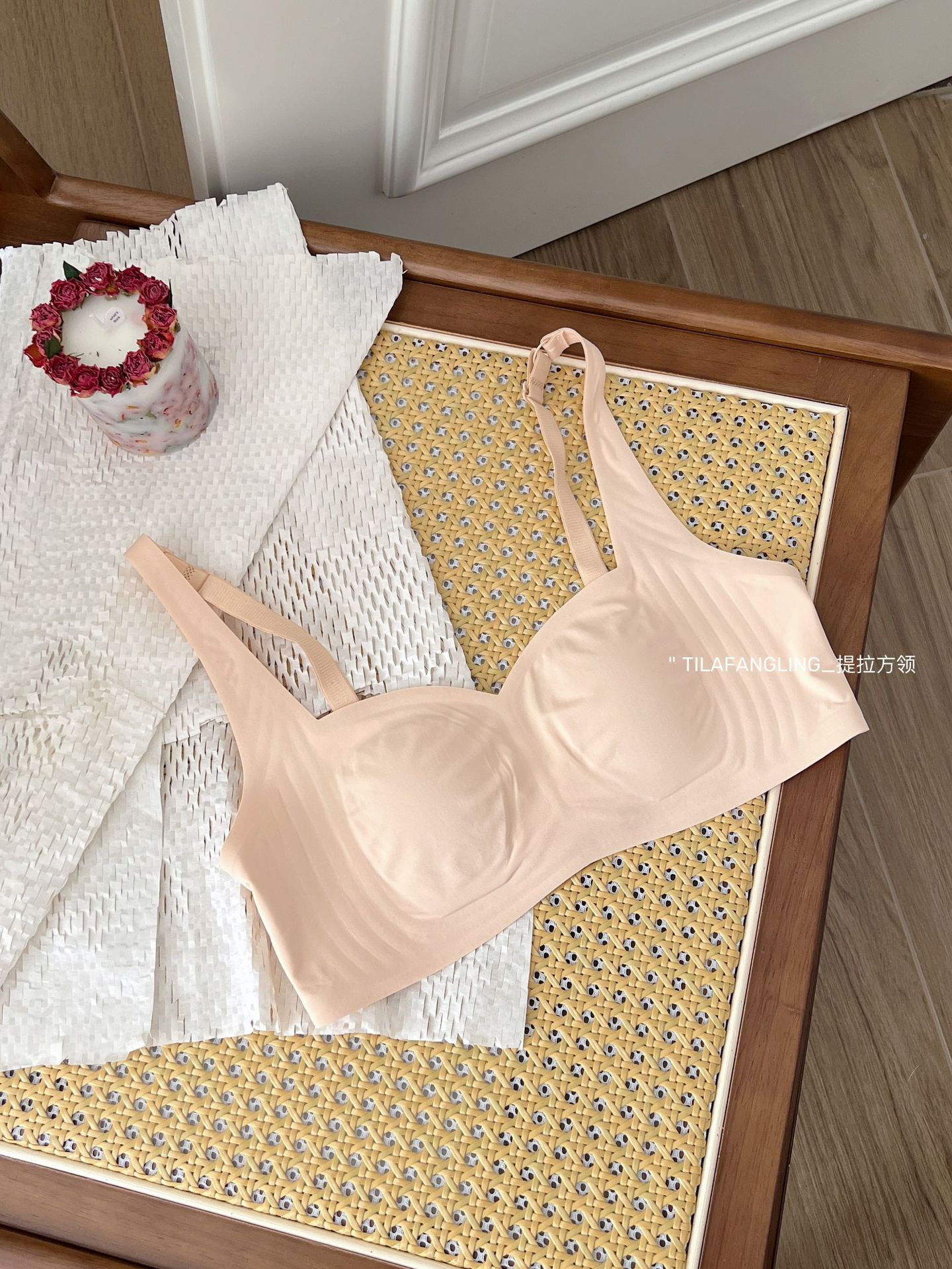 Venta directa de fábrica comercio electrónico transfronterizo sudeste asiático Vietnam Tailandia ropa interior de mujer sin costuras cuello cuadrado desnudo Tiraven sujetador