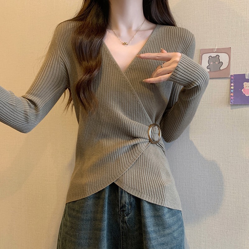 春と秋の薄いvネックは長袖のニットの上着を身につけます。|undefined