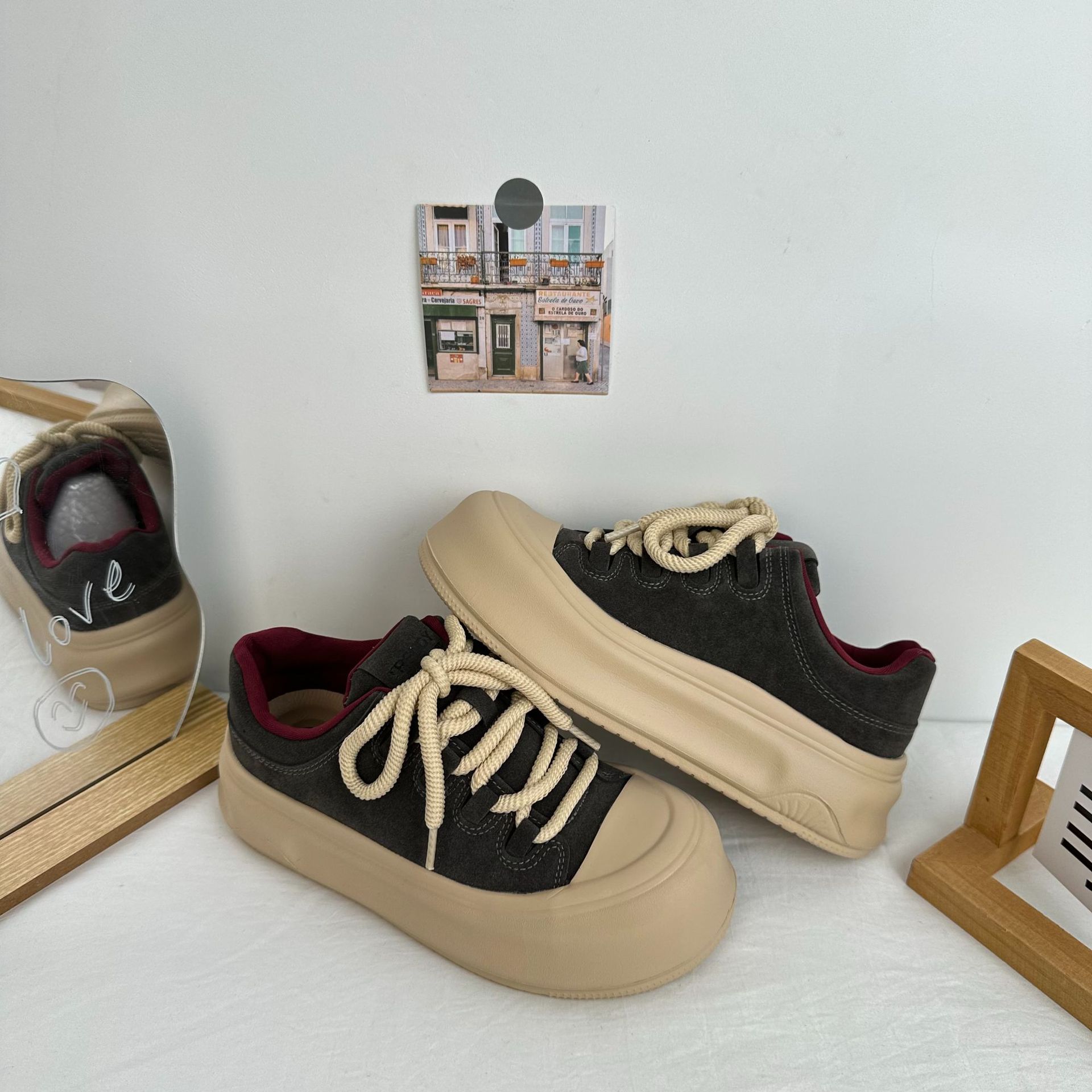 Los zapatos de skate retro americanos de cabeza grande para mujeres 2024 otoño nuevo cordón de cabeza redonda de moda zapatos de skate antideslizantes de suela gruesa A9870