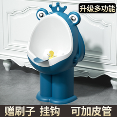 赤ちゃんの小便の男の子は立って壁式の便器を掛けます。