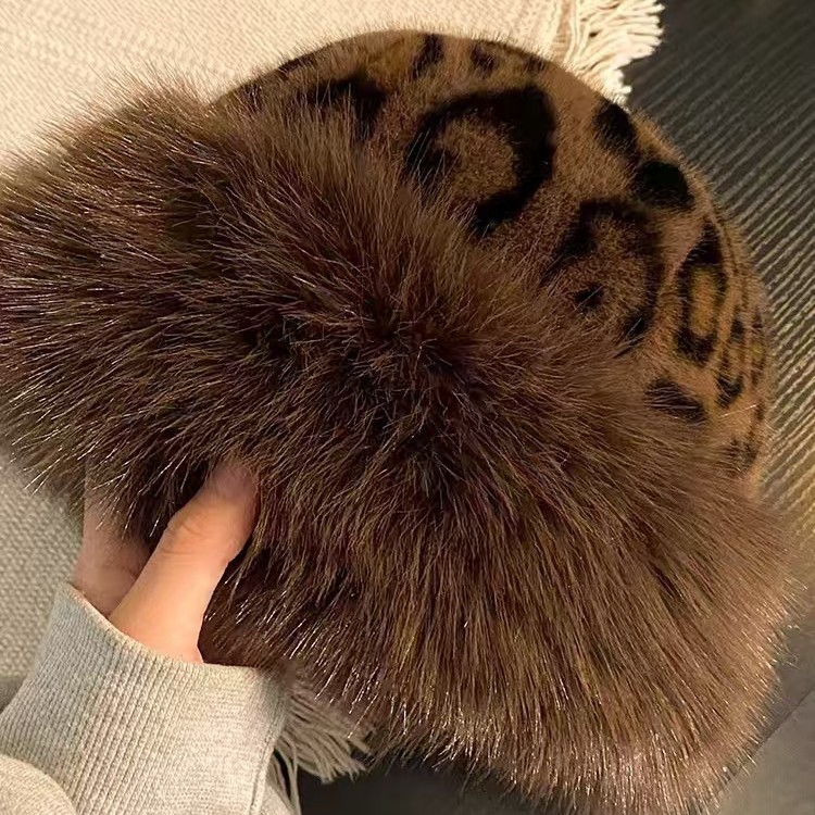 Nuevo sombrero de peluche caliente con patrón de leopardo para mujeres 2024 otoño y invierno retro engrosado antifrío muestra cara pequeña gorra de pescador protector de orejas