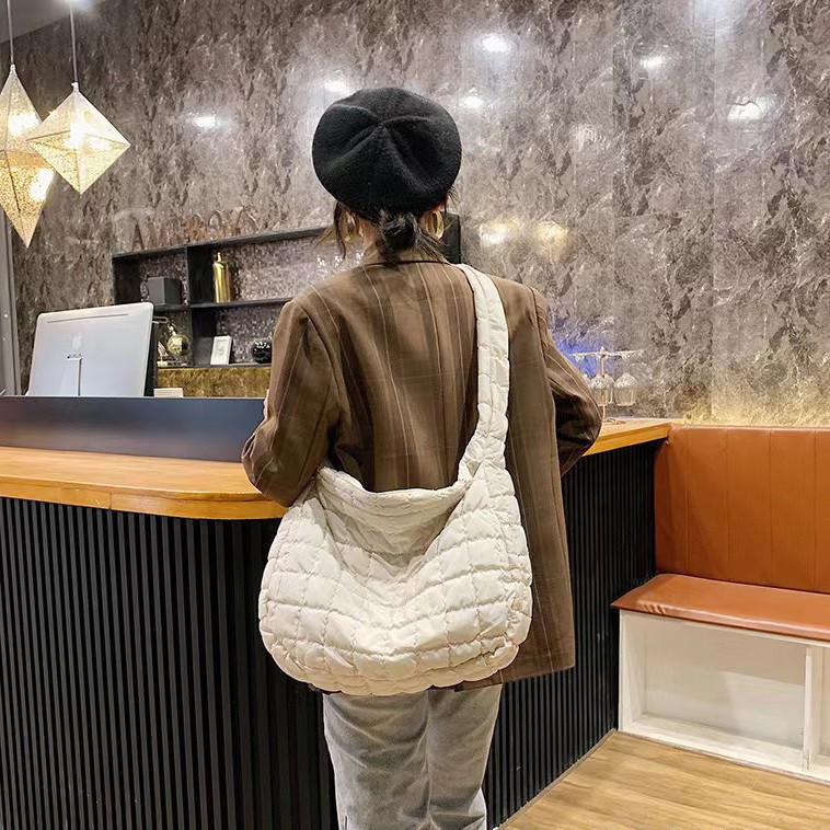 新款托特女包大容量菱格饺子包女士斜挎包跨境欧美风太空棉服包