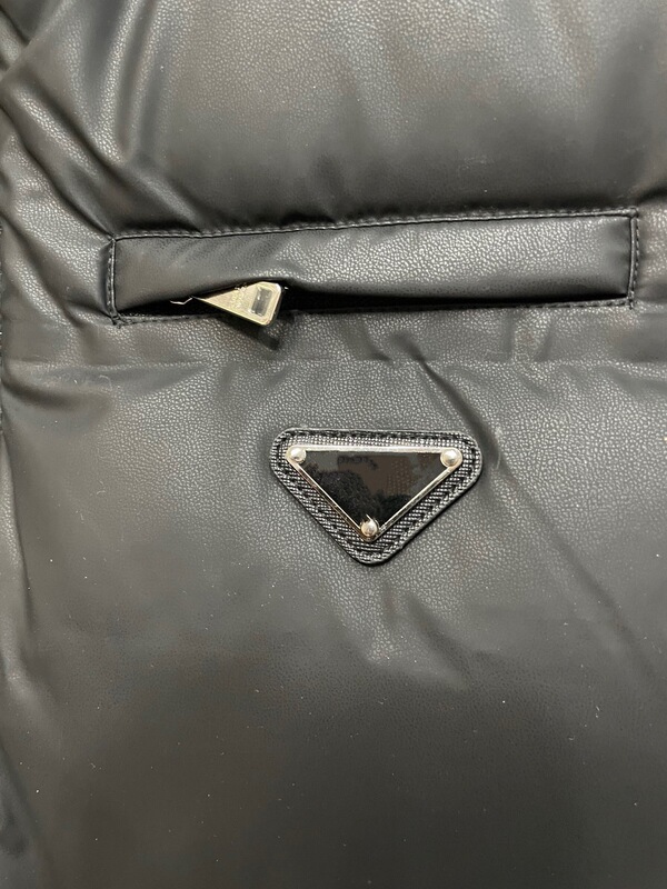高版本P家冬季现货经典三角铁牌立领白鸭绒皮面羽绒马甲男女同款|undefined