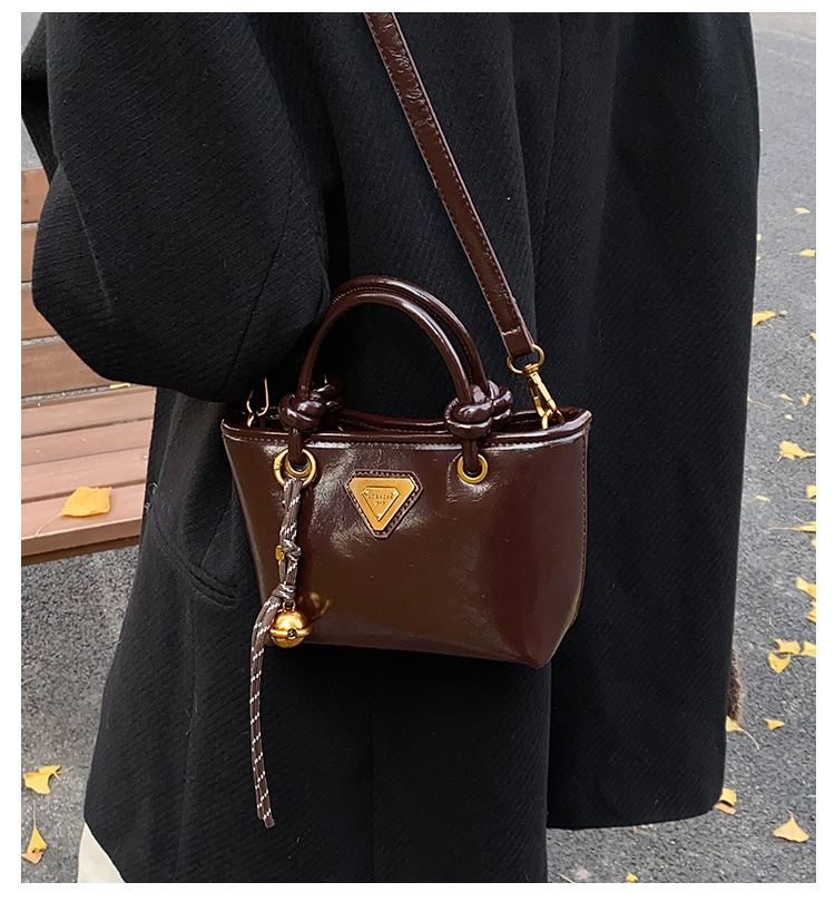 Autumn and winter fashion hand-held bucket bag for women, Korean retro and high-end style, versatile single-shoulder bag, 2024 niche casual women's bag full figure