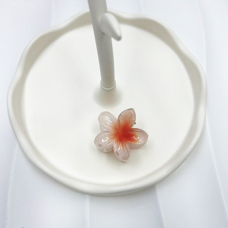 欧米の国境を越えた多彩な卵の花は紫荊花のヘアピンを挟んで高級感があります。|undefined