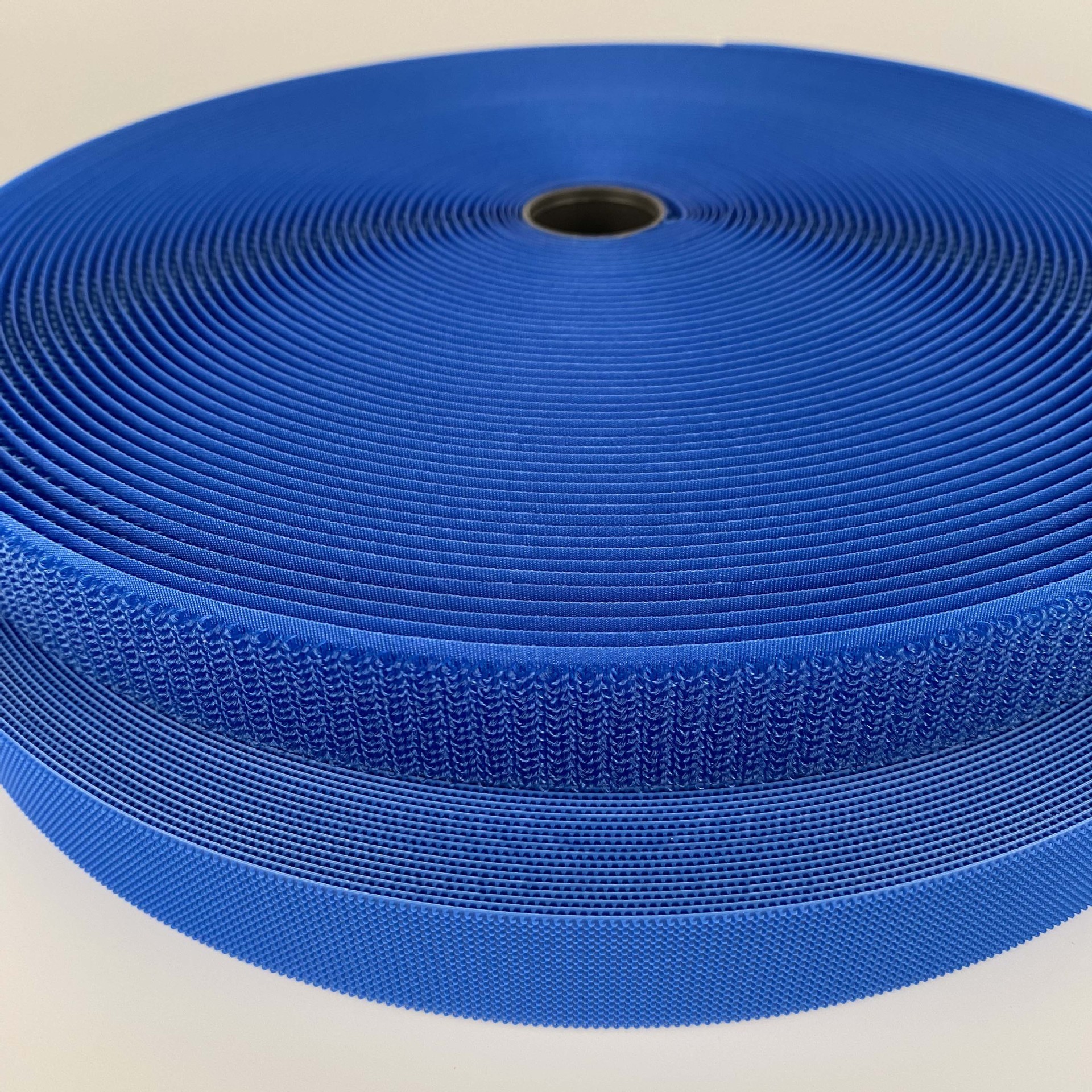 Color 2.5CM inyección gancho de velcro accesorios punzantes impermeables texturizados silenciosos de nylon para niños.