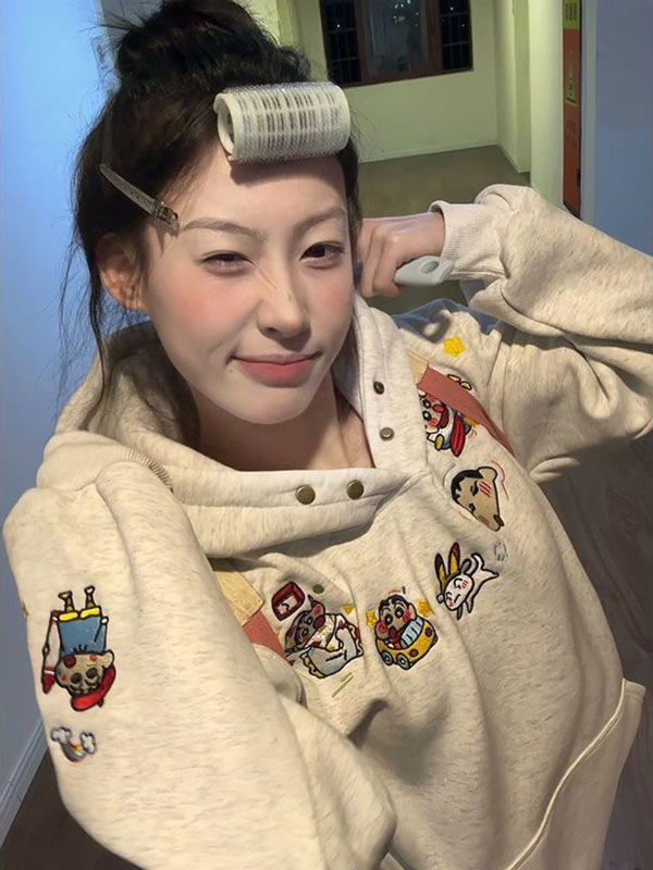 美式复古趣味刺绣纽扣连帽卫衣女春秋爆款蜡笔小新设计感小众上衣|undefined
