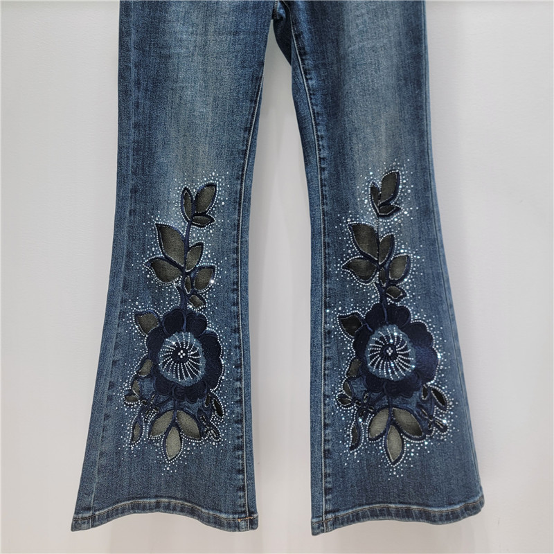 Jeans Acampanados para Mujer de Mezclilla de Cintura Alta con Pedrería y Calado para Uso Casual image 4