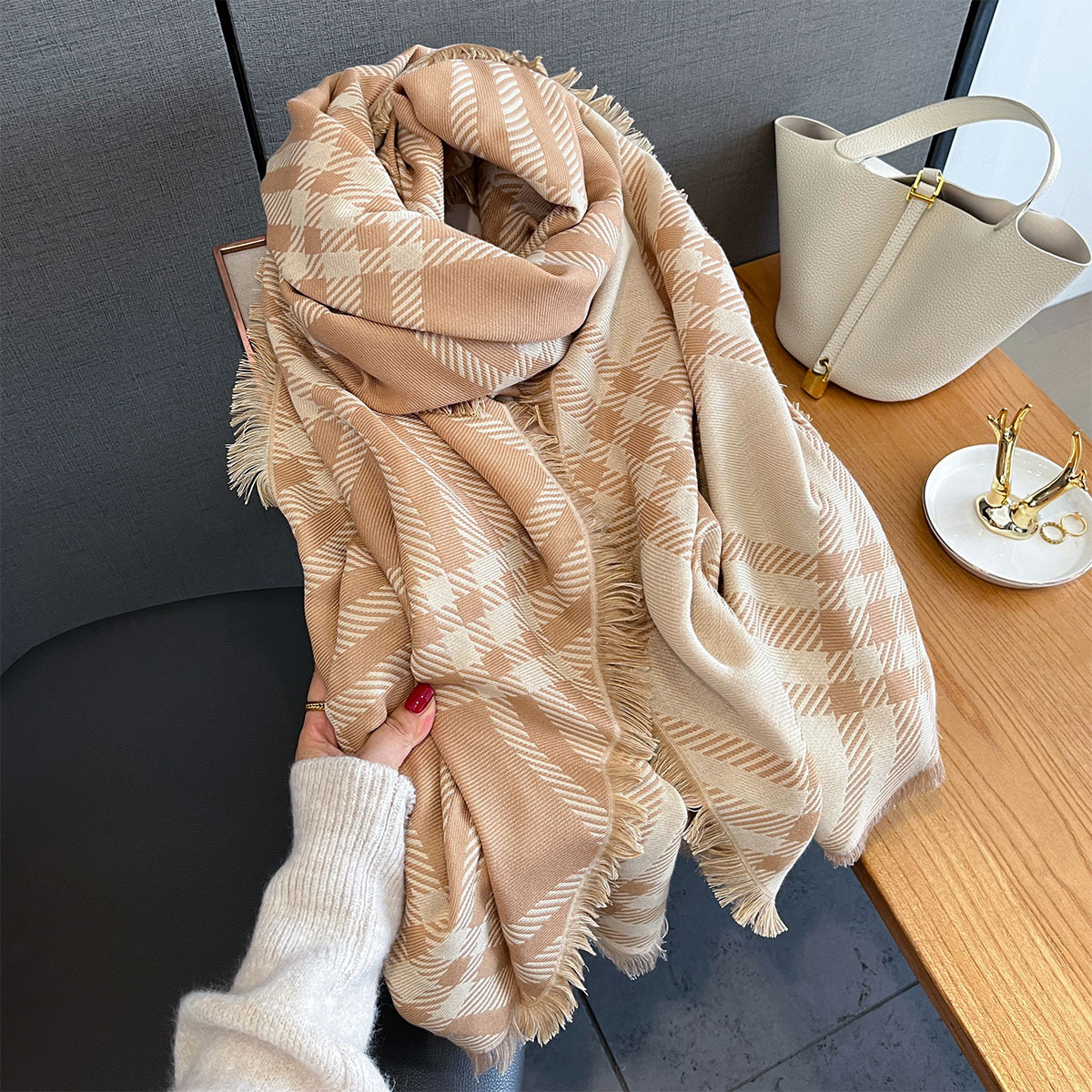 Nova Coleção Outono/Inverno 2026: Cachecol de Caxemira Feminino, Toque Sofisticado, Capa Leve e Luxuosa com a Letra H para o Inverno, Acessório Grosso e Quente para o Pescoço_voghion.com