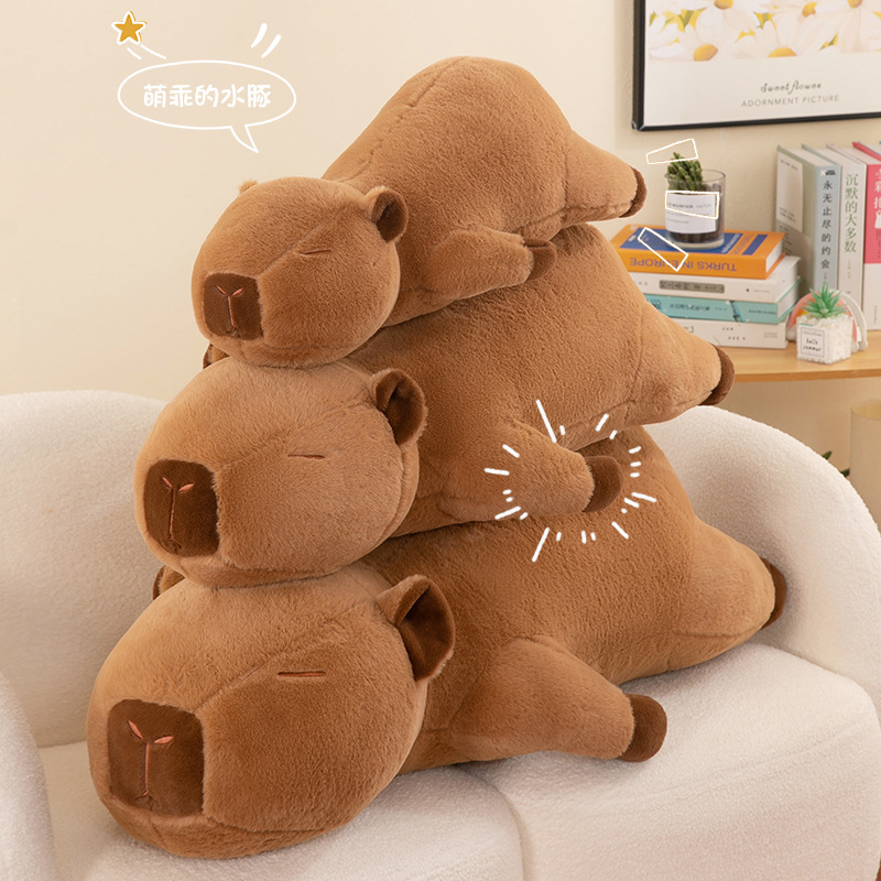 腹ばいタイプのカピバラ君のぬいぐるみのカピバラが寝ています。|undefined
