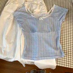 フレンチレースは青い格子の半袖tシャツをつなぎ合わせます。