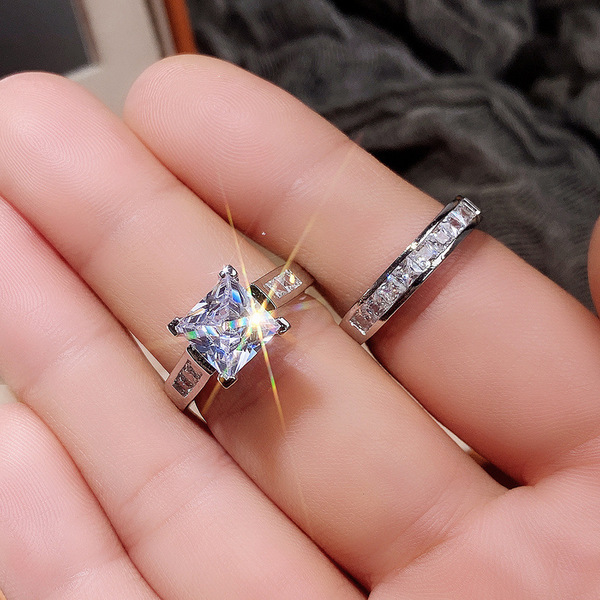 ring with zircon