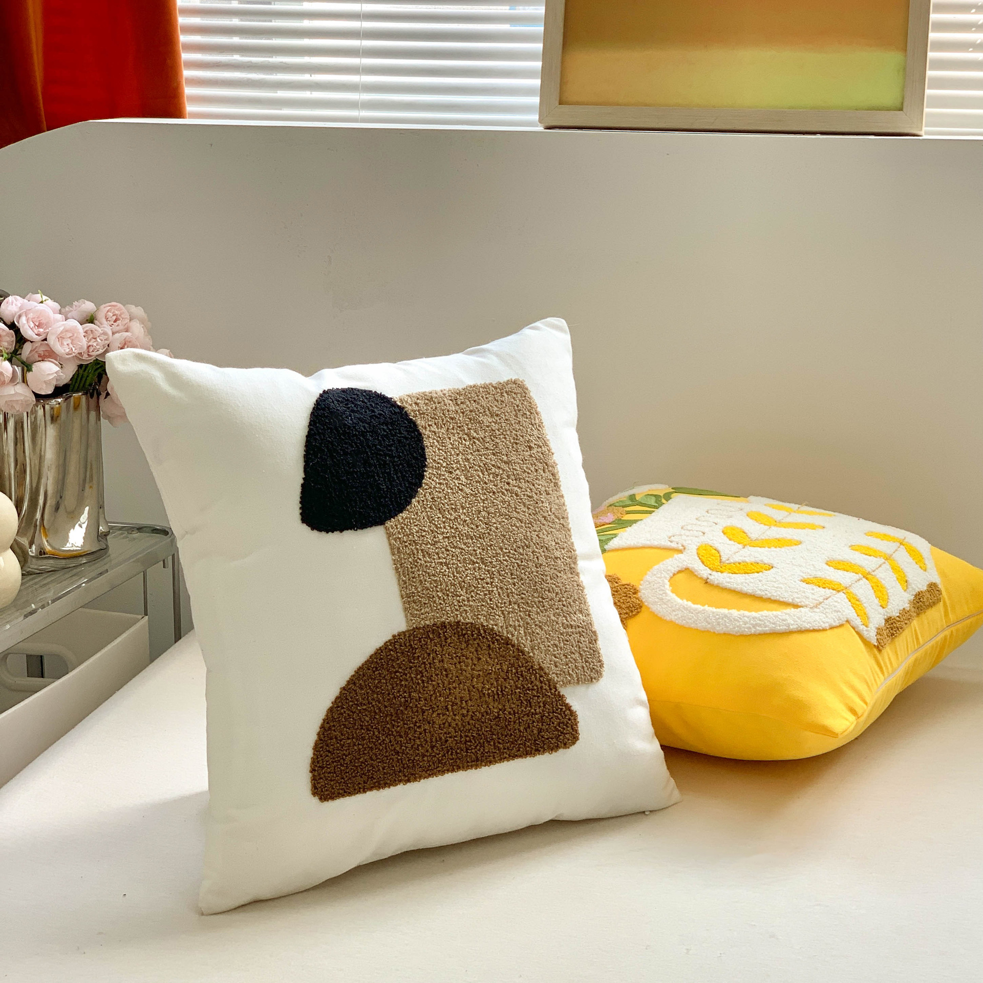 Cute Pastoral Flower Plush Throw Pillow display picture 4