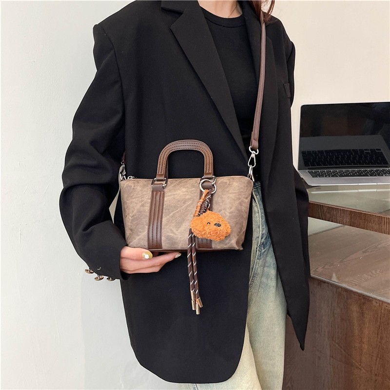 휴대용 버킷 가방 여성의 2024 새로운 도착 여성 가방 유행 캐주얼 어깨 가방 간단한 복고풍 크로스 바디 백