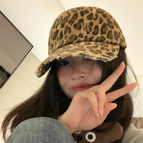 Fashionable leopard print baseball hat for women street fashion cool personalized retro old American wide-brimmed sun protection baseball hat