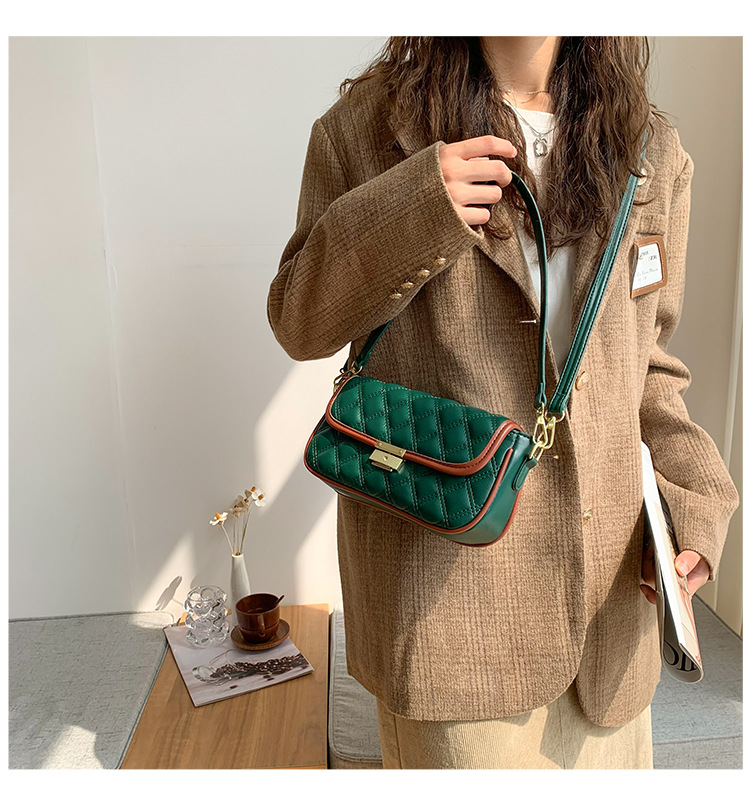 Classic Style Diamond Embroidery Thread Small Bag 2021 New Autumn And Winter Women's Bags Ins Messenger Bag Shoulder Underarm Small Square Bag display picture 4