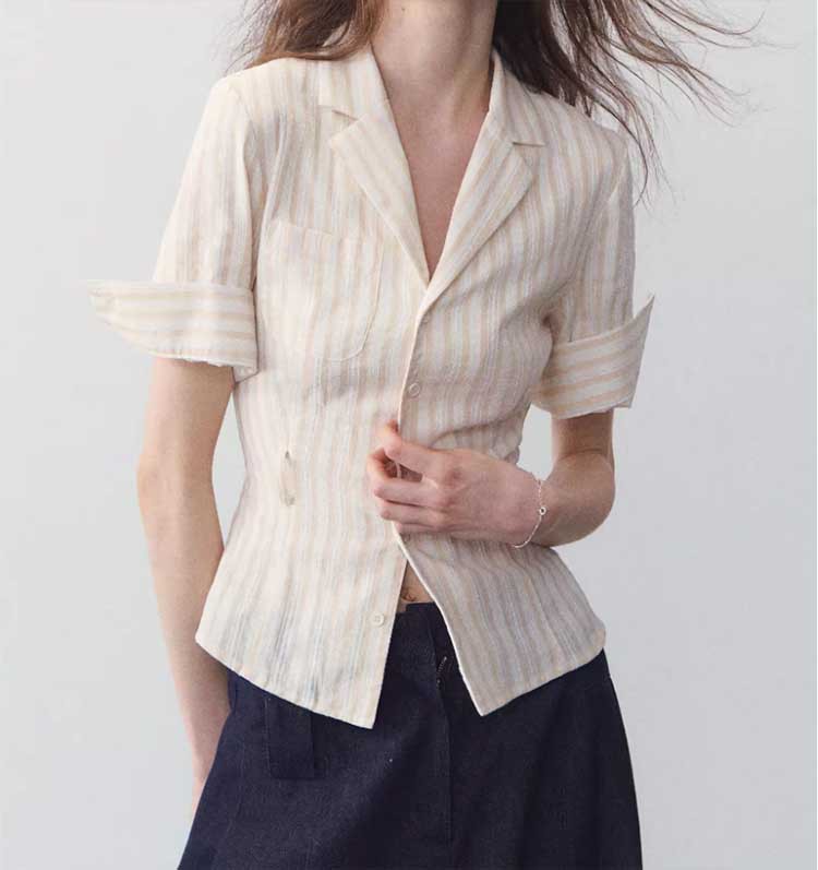 Áo thun nữ cổ vest sọc ngắn tay phối thắt lưng phong cách 'Mùa hè Kikujiro' — Vàng nhạt chi tiết 1