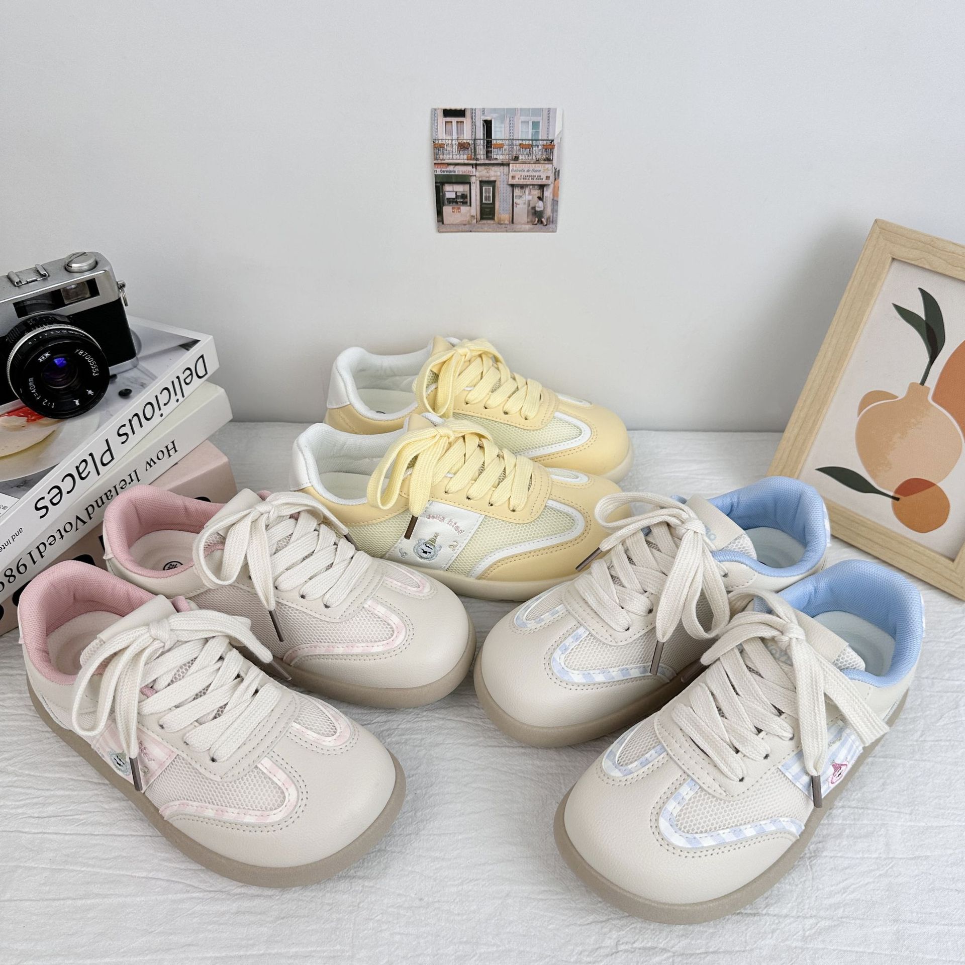 Zapatos de skate para mujeres de verano de 2025 zapatos de mujer de suela gruesa zapatos blancos pequeños zapatos de entrenamiento a cuadrícula zapatos casuales